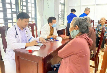 Chương trình khám bệnh, phát thuốc miễn phí, tặng quà cho người dân và tuyên truyền phòng chống đuối nước cho trẻ em tại xã Đăk Ơ