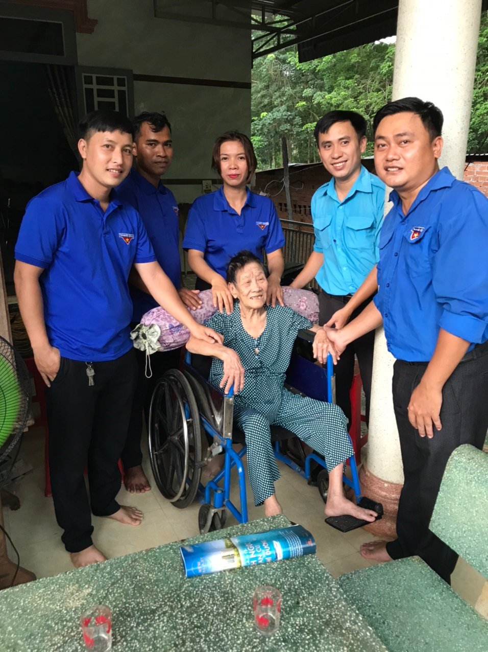 Thăm và tặng quà Bà mẹ Việt Nam anh hùng