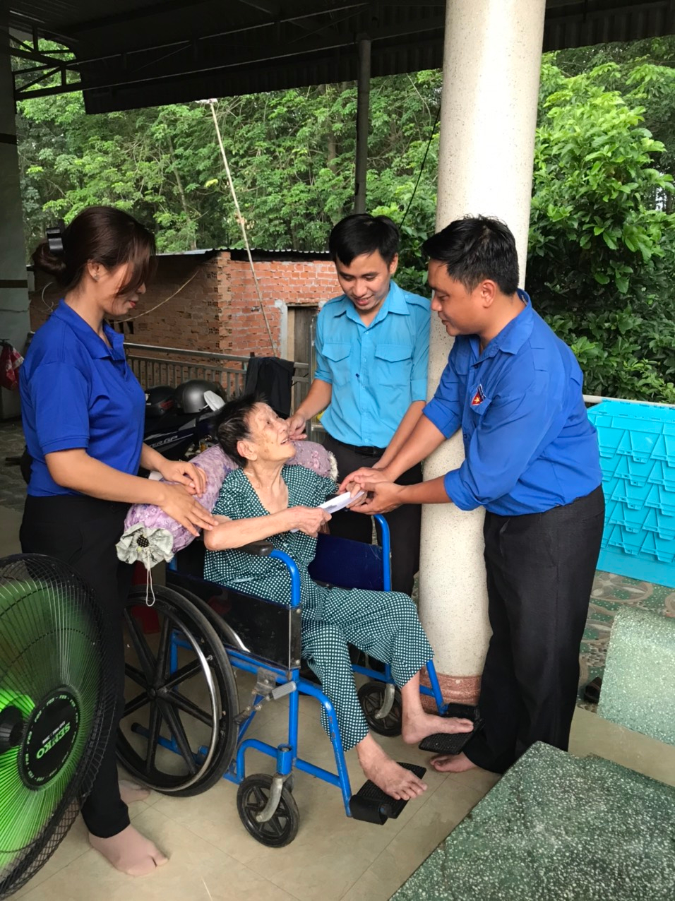        ĐVTN đã ân cần thăm hỏi và trao quà cho Mẹ Việt Nam anh hùng 