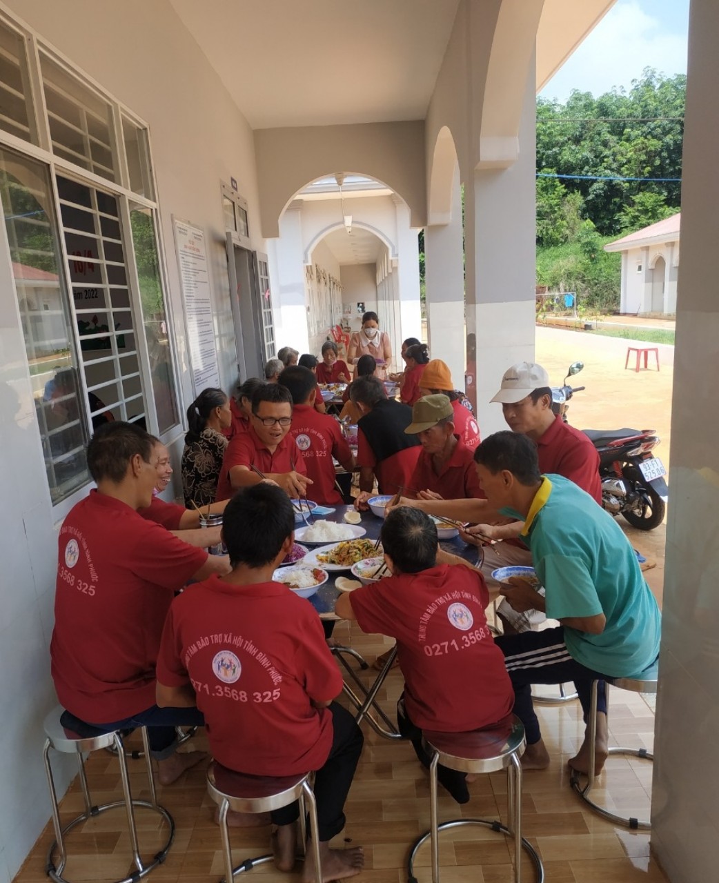 Người khuyết dùng cơm thân mật