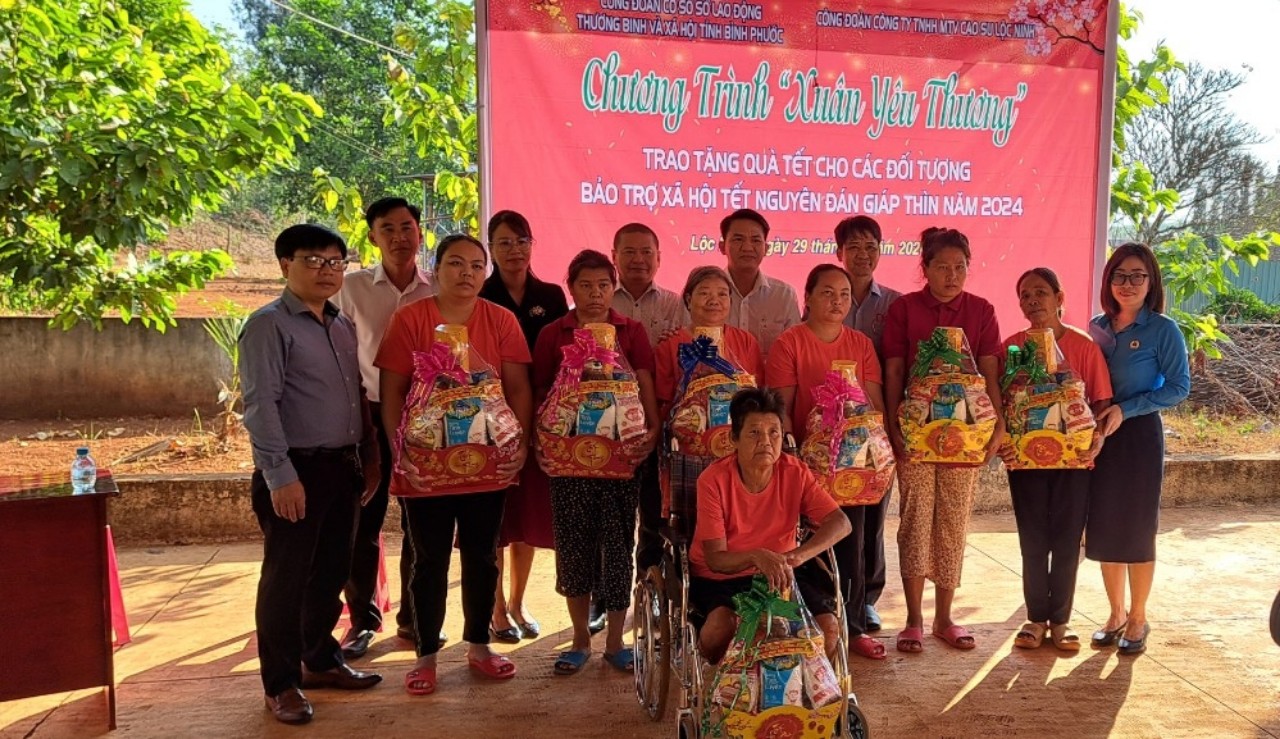 Thăm và tặng quà cho đối tượng bảo trợ xã hội nhân dịp Tết Nguyên đán Giáp Thìn năm 2024